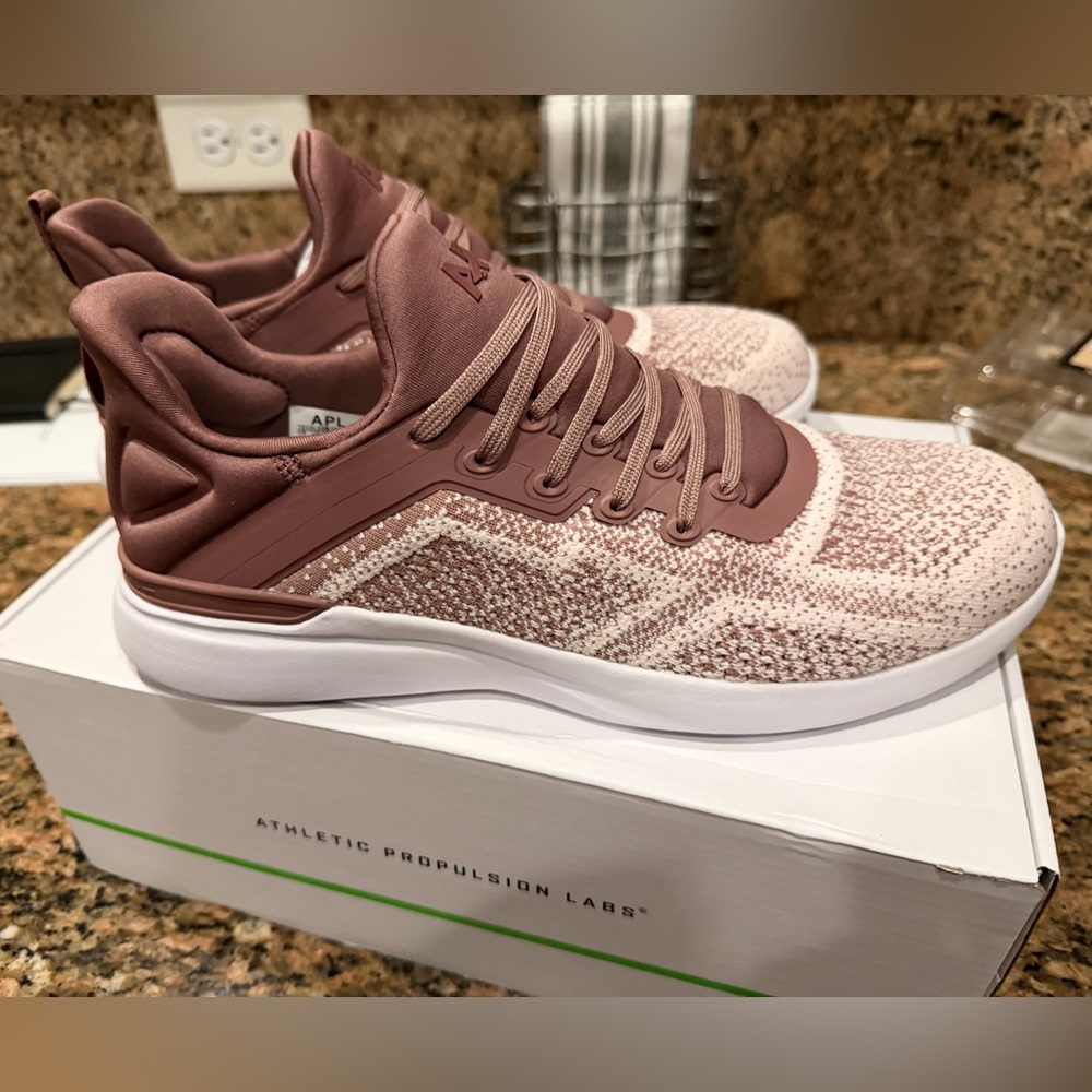 APL Techloom Tracer in Beachwood and Creme